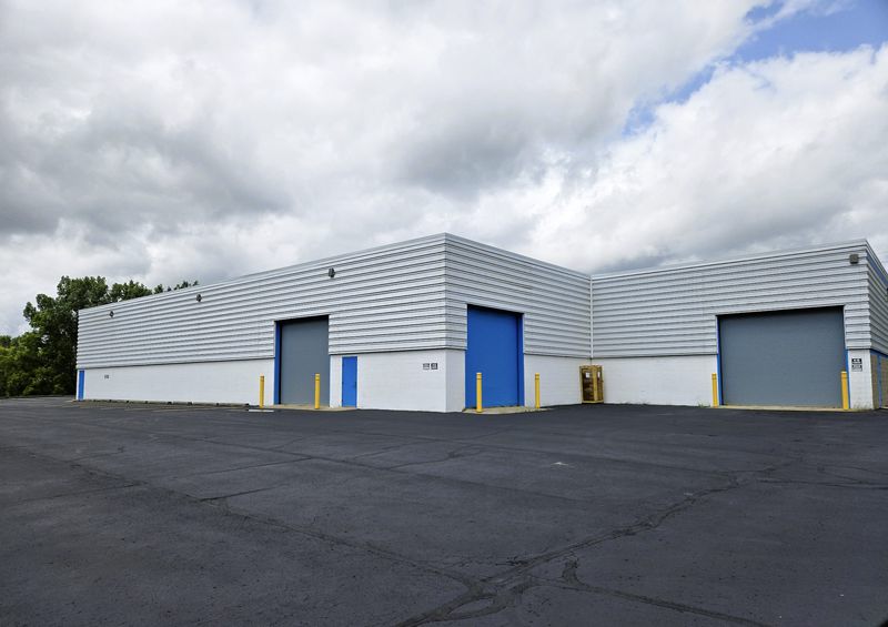 Single-storey industrial building with loading doors